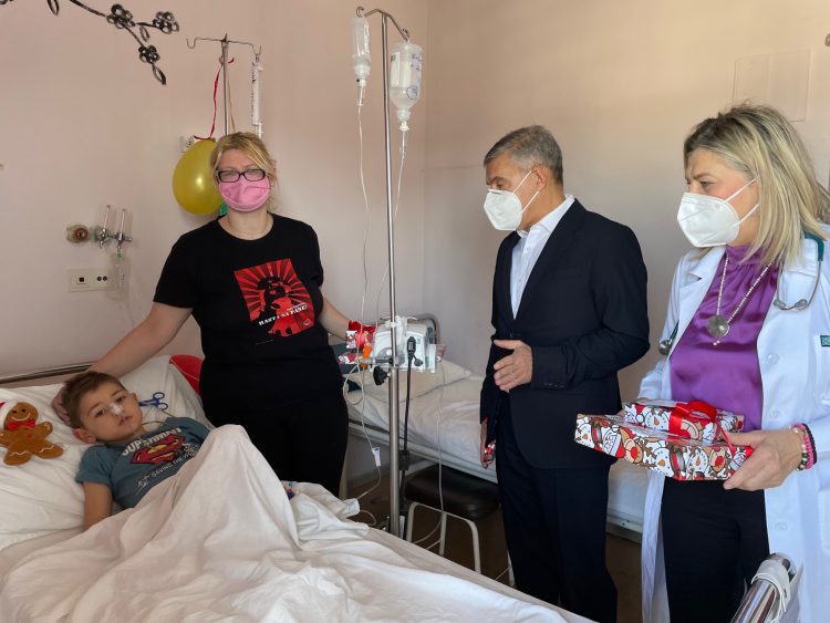 Δώρα από τον Περιφερειάρχη στα παιδιά που νοσηλεύονται στο ΓΝΛ