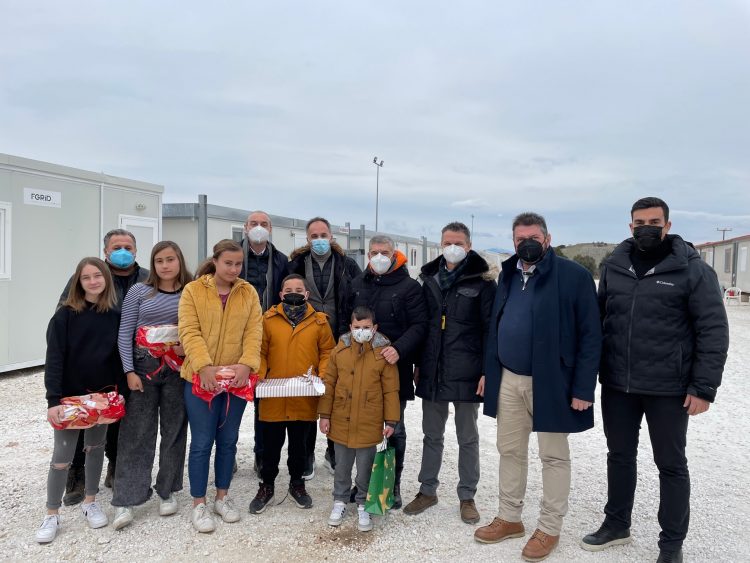 Μοίρασε δώρα σε παιδιά σεισμόπληκτων περιοχών ο Κώστας Αγοραστός