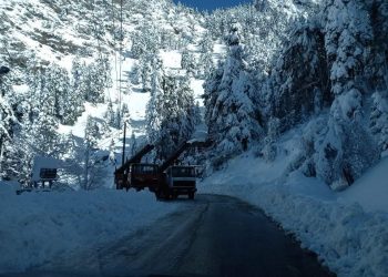 Άνοιγμα δρόμου στα συνεργεία της ΔΕΗ για αποκατάσταση ηλεκτροδότησης