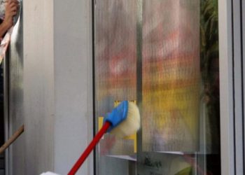 39χρονος γέμισε ολόκληρη περιοχή αυτοκόλλητα με σύνθημα σεξουαλικού περιεχομένου κατά γείτονά του