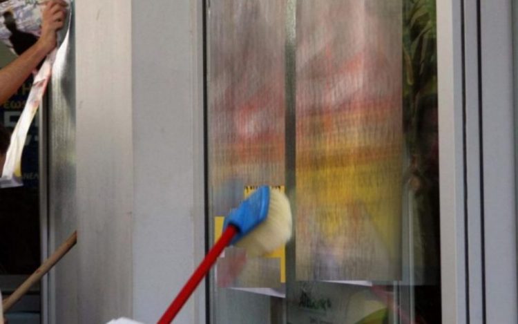 39χρονος γέμισε ολόκληρη περιοχή αυτοκόλλητα με σύνθημα σεξουαλικού περιεχομένου κατά γείτονά του