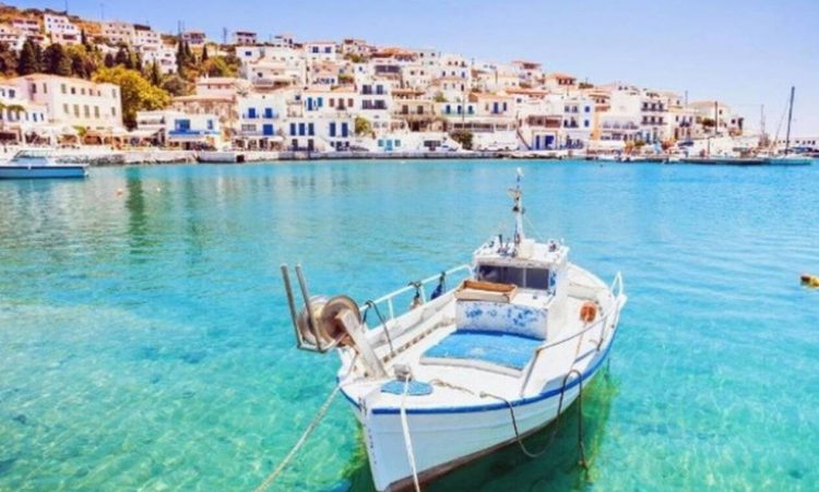 Τα μονοπάτια της Άνδρου προβάλλονται σε κορυφαίο περιοδικό της Γερμανίας