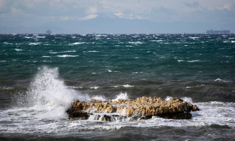 Καιρός: Με συννεφιά, τοπικές βροχές και πολλά μποφόρ η Τρίτη (pics)