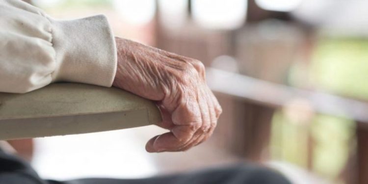 Άνοια: Πρώιμο σύμπτωμα η απάθεια – Συμβαίνει στο 45% των ασθενών