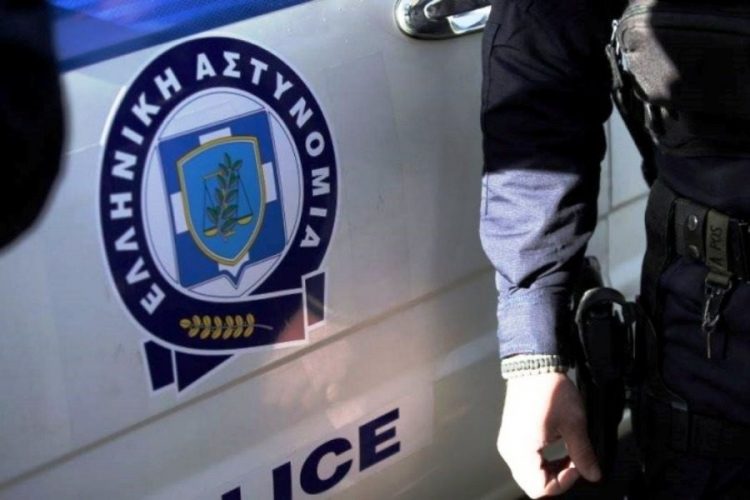 Τρίκαλα: Μπήκε σε κατάστημα για να κλέψει μπουφάν και καπέλο