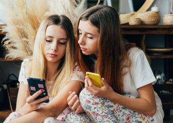 Έρευνα: Οι γονείς υποτιμούν τη χρήση των social media από τους εφήβους