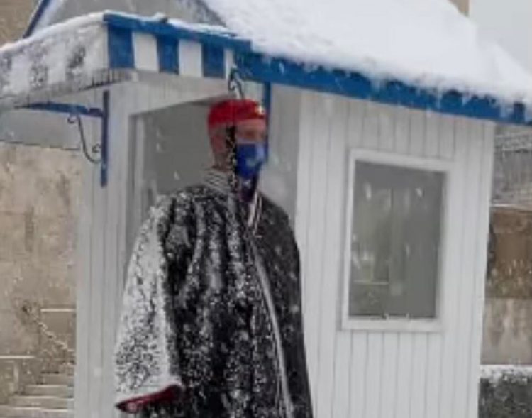 Τρικαλινός εύζωνας στέκει αγέρωχος κι ακίνητος ενώ πέφτει χιόνι στο κέντρο της Αθήνας και συγκινεί
