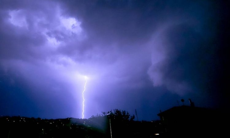 Καιρός: Συνεχίζονται την Κυριακή οι βροχές και οι καταιγίδες – Πού θα δημιουργηθούν προβλήματα