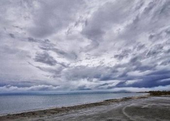 Καιρός: Με νεφώσεις, τοπικές βροχές και κρύο η Κυριακή – Μικρή πτώση της θερμοκρασίας