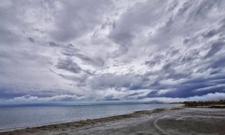Καιρός: Με νεφώσεις, τοπικές βροχές και κρύο η Κυριακή – Μικρή πτώση της θερμοκρασίας