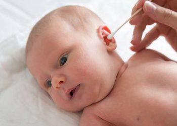 Γιατί δεν πρέπει να καθαρίζετε τα αυτιά του μωρού με μπατονέτα