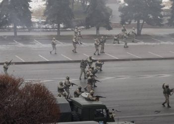 Χάος στο Καζακστάν: Συγκρούσεις και πυροβολισμοί στο Αλμάτι – Στέλνει βοήθεια η Ρωσία