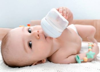 Γιατί τα μωρά δεν κάνει να πίνουν νερό πριν τον έκτο μήνα;