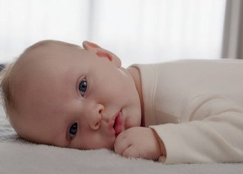 Γιατί το μωρό κοιτάζει επίμονα κάτι – Πέντε πιθανοί λόγοι