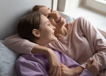 Πέντε φράσεις που έχουν ανάγκη να ακούνε οι έφηβοι από τους γονείς τους