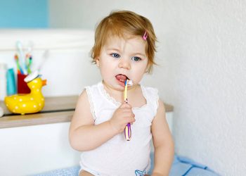 Πέντε μύθοι για το βούρτσισμα των παιδικών δοντιών