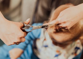 Πότε πρέπει να κόψετε τα μαλλιά του μωρού για πρώτη φορά