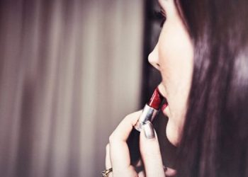 5 λόγοι που το κραγιόν σου ξεθωριάζει πιο γρήγορα από όσο περίμενες