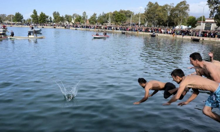Καιρός: Θεοφάνεια με υψηλές για την εποχή θερμοκρασίες – Πού θα βρέξει