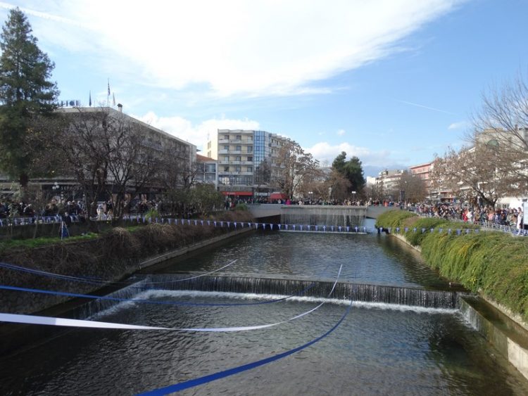 Ο αγιασμός των υδάτων στην πόλη των Τρικάλων (φωτό-video)