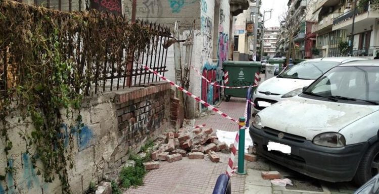 Τραγωδία στη Λάρισα: 22χρονος σκοτώθηκε όταν καταπλακώθηκε από τοίχο στο κέντρο της πόλης