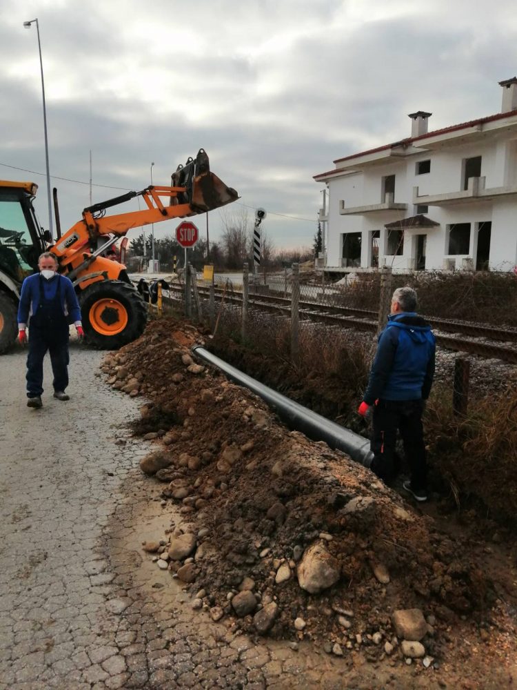 Αγωγός αποστράγγισης σε οδό της Καλαμπάκας