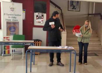 Οι εκπαιδευτικοί του 5ου Γυμνασίου εκπαιδεύονται στη χρήση απινιδωτή