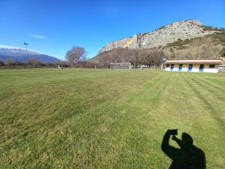 Καθαρισμός του γηπέδου της κοινότητας Θεόπετρας