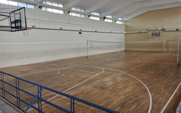 Νέες μπασκέτες στο κλειστό του 5ου Γυμνασίου και άλλα έργα σε σχολεία από τον Δήμο Τρικκαίων