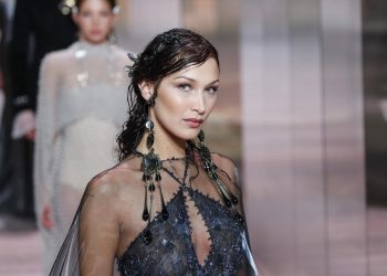 Κανένα serum, καμία κρέμα! Το μυστικό της Bella Hadid για τέλειο δέρμα