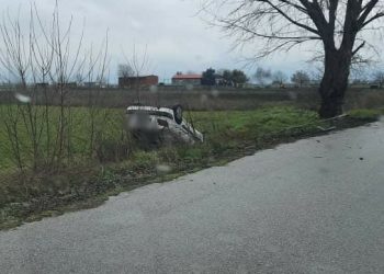 Τρίκαλα: Άγιο είχαν μάνα και κόρη-Βγήκαν σώες από αυτοκίνητο που τούμπαρε