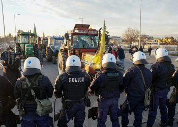 «Μπλόκο» των ΜΑΤ σε αγρότες στον κόμβο της Νίκαιας- Απέκλεισαν την είσοδό τους στην εθνική