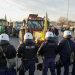 «Μπλόκο» των ΜΑΤ σε αγρότες στον κόμβο της Νίκαιας- Απέκλεισαν την είσοδό τους στην εθνική