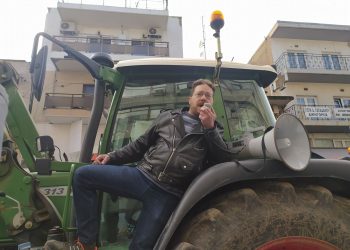 Με σύνθημα «Εργατιά αγροτιά μια φωνή και γροθιά» οι αγρότες με τα τρακτέρ τους κατέκλυσαν το κέντρο των Τρικάλων