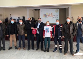 Από τα Μ. Καλύβια η παράδοση απινιδωτών στις έδρες τ. Δήμων