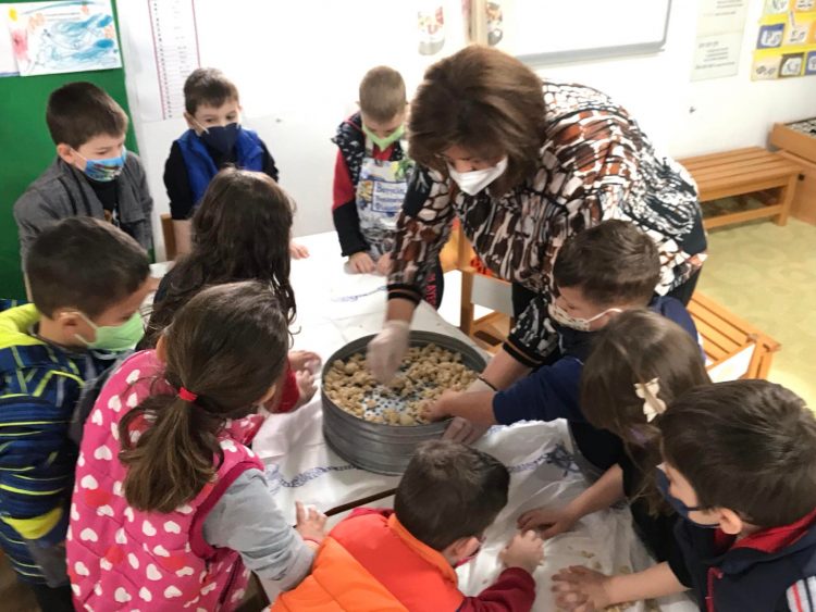 Τρίκαλα: Νηπιάκια φτιάχνουν τραχανά και κλέβουν… καρδιές