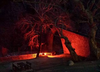 Με τα χρώματα της ΕΛΠΙΔΑΣ φωταγωγήθηκε η τοξωτή γέφυρα του Αγίου Βησσαρίωνα στην Πύλη