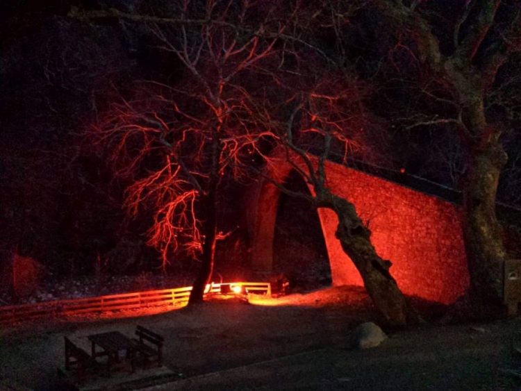 Με τα χρώματα της ΕΛΠΙΔΑΣ φωταγωγήθηκε η τοξωτή γέφυρα του Αγίου Βησσαρίωνα στην Πύλη