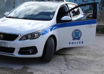 Αστυνομικές δυνάμεις και διαπραγματευτής βρέθηκαν στο σημείο προκειμένου να τον πείσουν να παραδοθεί  Οι κραυγές της νεαρής κοπέλας, η οποία έπεσε θύμα ξυλοδαρμού από τον σύντροφό της, σε περιοχή της Θερίσου, στο Ηράκλειο, κινητοποίησαν αργά το απόγευμα της Παρασκευής τους γείτονες που ειδοποίησαν τις αρχές.  Στο σημείο έσπευσε ασθενοφόρο του ΕΚΑΒ αλλά και αστυνομικές δυνάμεις. Η κοπέλα μεταφέρθηκε τραυματισμένη στο νοσοκομείο, ωστόσο η συνέχεια ήταν απρόβλεπτη.  Όπως αναφέρει το cretalive.gr, o άνδρας, εκτός εαυτού και κρατώντας ένα μαχαίρι, απειλούσε να αυτοκτονήσει. Κλήθηκε και διαπραγματευτής προκειμένου να τον πείσει να μην πραγματοποιήσει την απειλή του.  astynomia-iraklio.jpg Αστυνομικές δυνάμεις έσπευσαν στο σημείο cretalive.gr Οι προσπάθειες κράτησαν αρκετή ώρα, και τελικά, λίγο πριν τις 10:00 το βράδυ ο νεαρός άνδρας, ο οποίος όπως αναφέρουν οι πληροφορίες, είναι χρήστης ουσιών, βρέθηκε στα χέρια των αστυνομικών.  Την υπόθεση έχει αναλάβει το Α’ Αστυνομικό Τμήμα Ηρακλείου. Παράλληλα με τη διερεύνηση της ενδοοικογενειακής βίας, εκτιμάται ότι θα ζητηθεί και ψυχιατρική πραγματογνωμοσύνη για τον άνδρα.