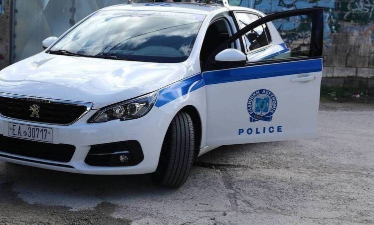 Αστυνομικές δυνάμεις και διαπραγματευτής βρέθηκαν στο σημείο προκειμένου να τον πείσουν να παραδοθεί  Οι κραυγές της νεαρής κοπέλας, η οποία έπεσε θύμα ξυλοδαρμού από τον σύντροφό της, σε περιοχή της Θερίσου, στο Ηράκλειο, κινητοποίησαν αργά το απόγευμα της Παρασκευής τους γείτονες που ειδοποίησαν τις αρχές.  Στο σημείο έσπευσε ασθενοφόρο του ΕΚΑΒ αλλά και αστυνομικές δυνάμεις. Η κοπέλα μεταφέρθηκε τραυματισμένη στο νοσοκομείο, ωστόσο η συνέχεια ήταν απρόβλεπτη.  Όπως αναφέρει το cretalive.gr, o άνδρας, εκτός εαυτού και κρατώντας ένα μαχαίρι, απειλούσε να αυτοκτονήσει. Κλήθηκε και διαπραγματευτής προκειμένου να τον πείσει να μην πραγματοποιήσει την απειλή του.  astynomia-iraklio.jpg Αστυνομικές δυνάμεις έσπευσαν στο σημείο cretalive.gr Οι προσπάθειες κράτησαν αρκετή ώρα, και τελικά, λίγο πριν τις 10:00 το βράδυ ο νεαρός άνδρας, ο οποίος όπως αναφέρουν οι πληροφορίες, είναι χρήστης ουσιών, βρέθηκε στα χέρια των αστυνομικών.  Την υπόθεση έχει αναλάβει το Α’ Αστυνομικό Τμήμα Ηρακλείου. Παράλληλα με τη διερεύνηση της ενδοοικογενειακής βίας, εκτιμάται ότι θα ζητηθεί και ψυχιατρική πραγματογνωμοσύνη για τον άνδρα.