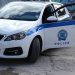 Αστυνομικές δυνάμεις και διαπραγματευτής βρέθηκαν στο σημείο προκειμένου να τον πείσουν να παραδοθεί  Οι κραυγές της νεαρής κοπέλας, η οποία έπεσε θύμα ξυλοδαρμού από τον σύντροφό της, σε περιοχή της Θερίσου, στο Ηράκλειο, κινητοποίησαν αργά το απόγευμα της Παρασκευής τους γείτονες που ειδοποίησαν τις αρχές.  Στο σημείο έσπευσε ασθενοφόρο του ΕΚΑΒ αλλά και αστυνομικές δυνάμεις. Η κοπέλα μεταφέρθηκε τραυματισμένη στο νοσοκομείο, ωστόσο η συνέχεια ήταν απρόβλεπτη.  Όπως αναφέρει το cretalive.gr, o άνδρας, εκτός εαυτού και κρατώντας ένα μαχαίρι, απειλούσε να αυτοκτονήσει. Κλήθηκε και διαπραγματευτής προκειμένου να τον πείσει να μην πραγματοποιήσει την απειλή του.  astynomia-iraklio.jpg Αστυνομικές δυνάμεις έσπευσαν στο σημείο cretalive.gr Οι προσπάθειες κράτησαν αρκετή ώρα, και τελικά, λίγο πριν τις 10:00 το βράδυ ο νεαρός άνδρας, ο οποίος όπως αναφέρουν οι πληροφορίες, είναι χρήστης ουσιών, βρέθηκε στα χέρια των αστυνομικών.  Την υπόθεση έχει αναλάβει το Α’ Αστυνομικό Τμήμα Ηρακλείου. Παράλληλα με τη διερεύνηση της ενδοοικογενειακής βίας, εκτιμάται ότι θα ζητηθεί και ψυχιατρική πραγματογνωμοσύνη για τον άνδρα.