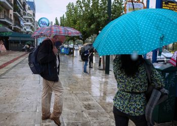 Επιμένει η κακοκαιρία: Πού θα χτυπήσουν οι καταιγίδες και τα χιόνια μέχρι το βράδυ