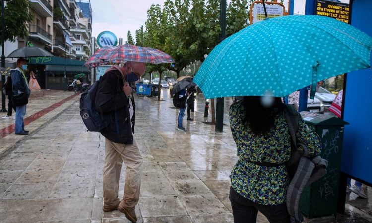 Επιμένει η κακοκαιρία: Πού θα χτυπήσουν οι καταιγίδες και τα χιόνια μέχρι το βράδυ