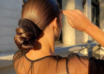 5 (καθόλου βαρετοί) τρόποι να φορέσεις τα scrunchies στα μαλλιά