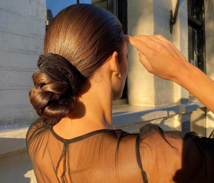 5 (καθόλου βαρετοί) τρόποι να φορέσεις τα scrunchies στα μαλλιά