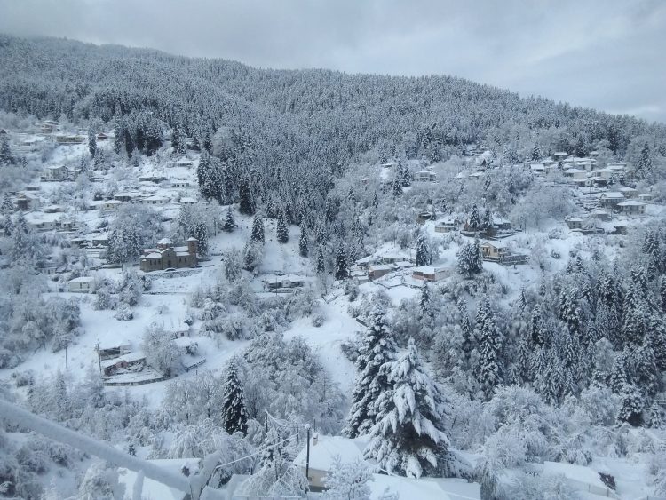 Κρανιά, Γαρδίκι, Χαλίκι, Αηδόνα και Καλλιρόη σε λευκό τοπίο… Πανέμορφα τα χιονισμένα ορεινά χωριά των Τρικάλων …