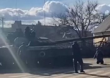 Πόλεμος στην Ουκρανία: Viral το βίντεο με τον ατρόμητο Ουκρανό που γονάτισε μπροστά σε ρωσικό τανκ