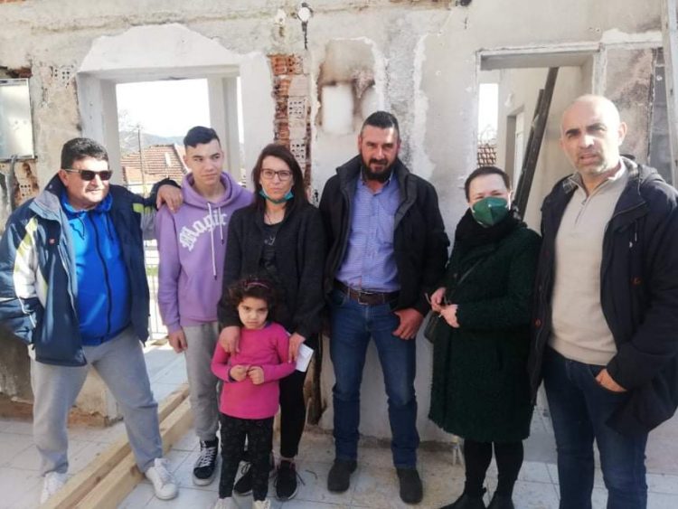 Οι Σαρακατσάνοι στο πλευρό της οικογένειας που καταστράφηκε από πυρκαγιά το σπίτι της