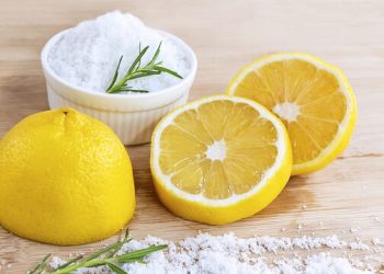 DIY scrub προσώπου με λεμόνι και αλάτι για βαθύ καθαρισμό