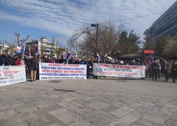 Δυναμικό συλλαλητήριο για την προστασία του εισοδήματος, της εργασίας και της δημόσιας υγείας στα Τρίκαλα